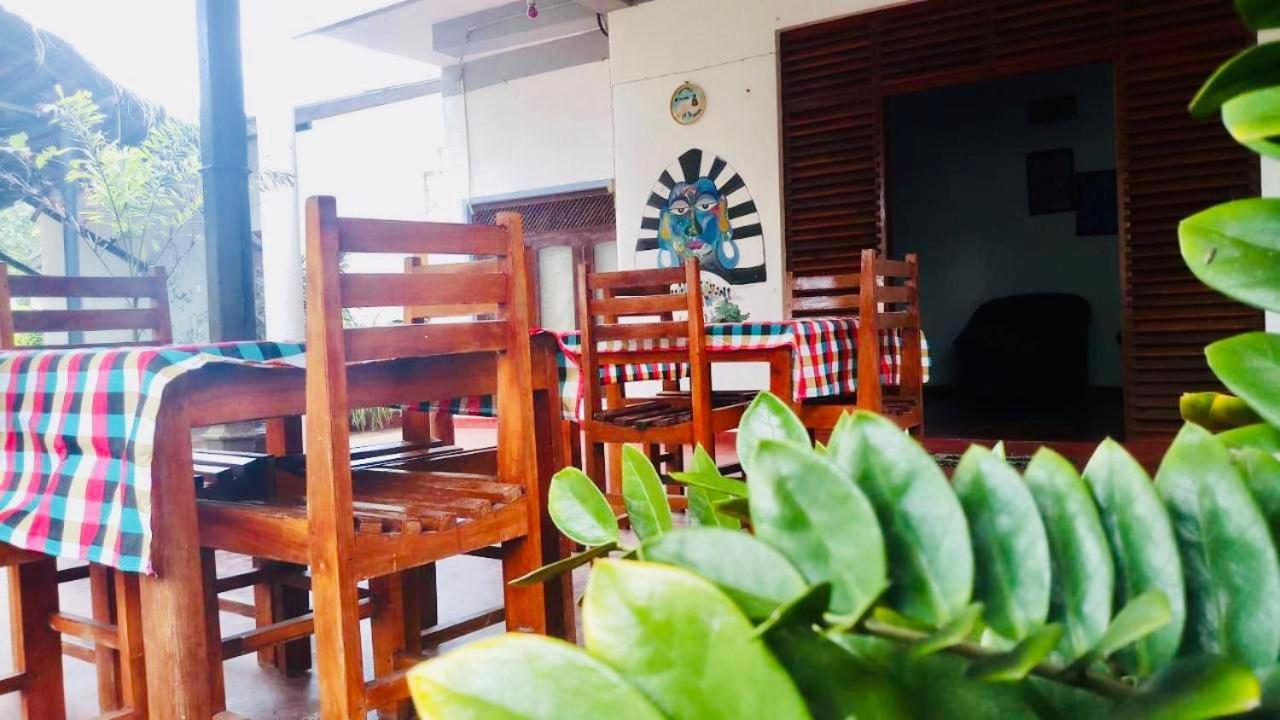 Sunrise Guest House & Restaurant Tangalle Buitenkant foto