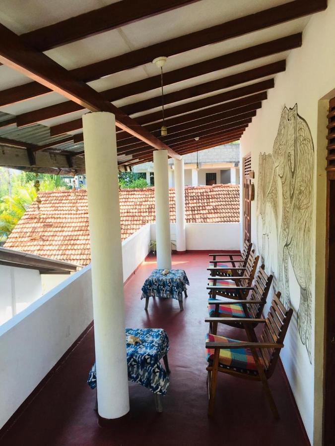 Sunrise Guest House & Restaurant Tangalle Buitenkant foto