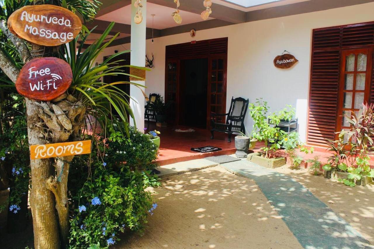 Sunrise Guest House & Restaurant Tangalle Buitenkant foto