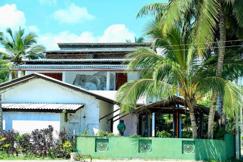 Sunrise Guest House & Restaurant Tangalle Buitenkant foto