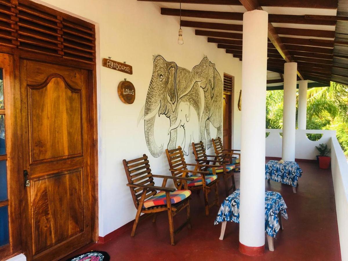 Sunrise Guest House & Restaurant Tangalle Buitenkant foto