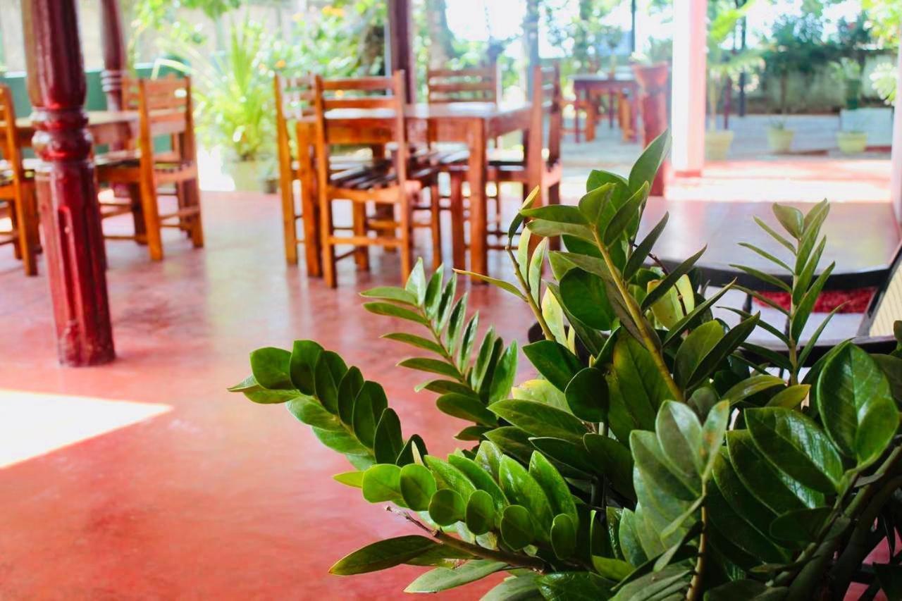 Sunrise Guest House & Restaurant Tangalle Buitenkant foto