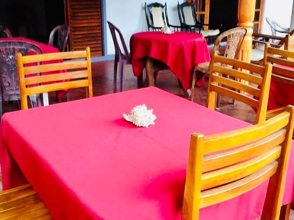 Sunrise Guest House & Restaurant Tangalle Buitenkant foto