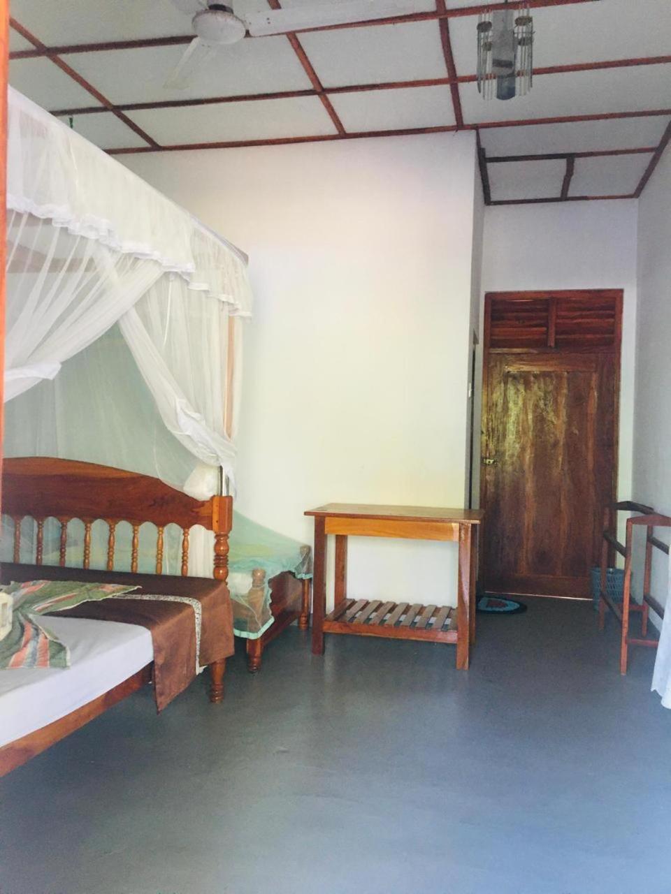 Sunrise Guest House & Restaurant Tangalle Buitenkant foto