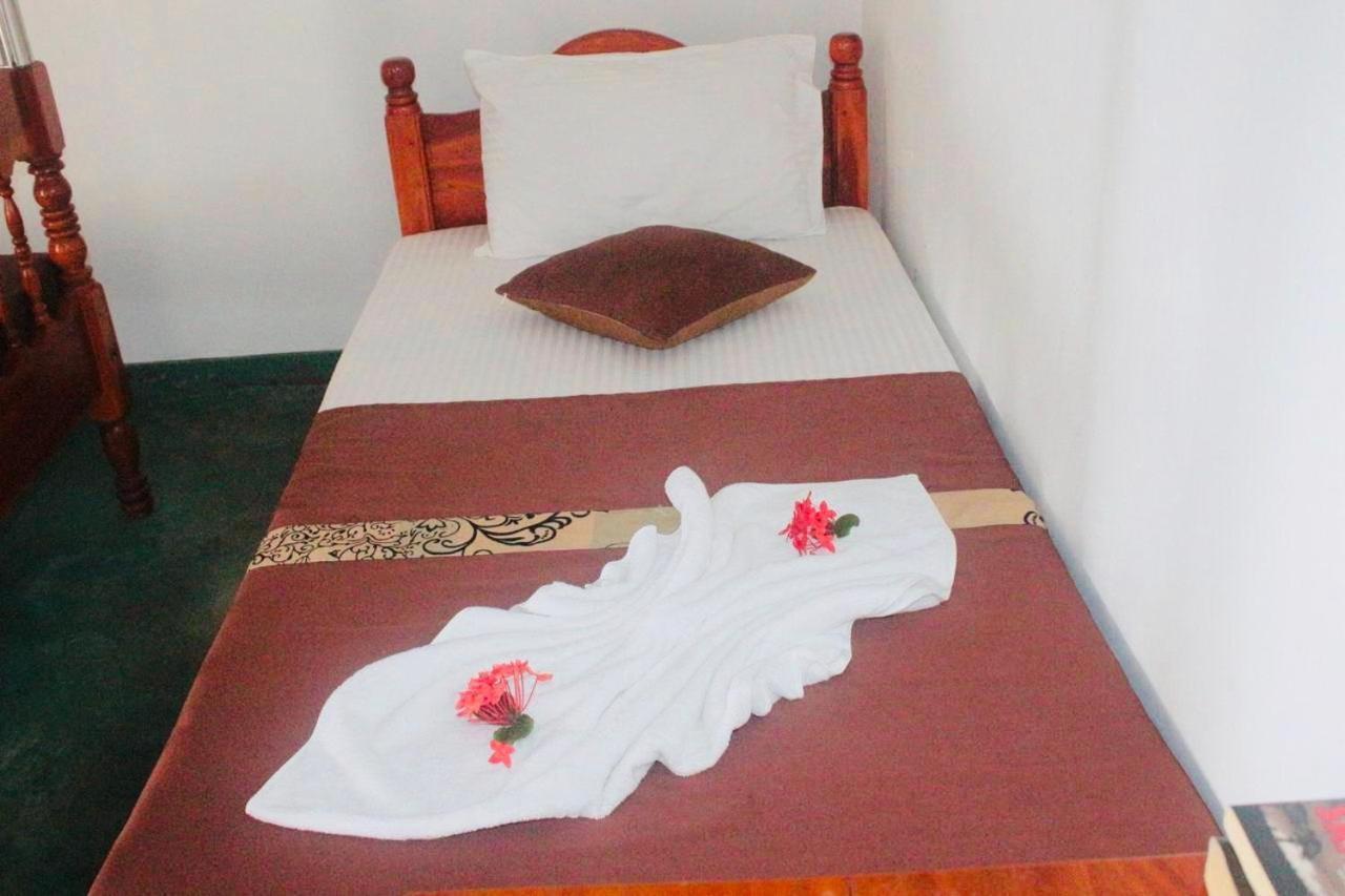 Sunrise Guest House & Restaurant Tangalle Buitenkant foto