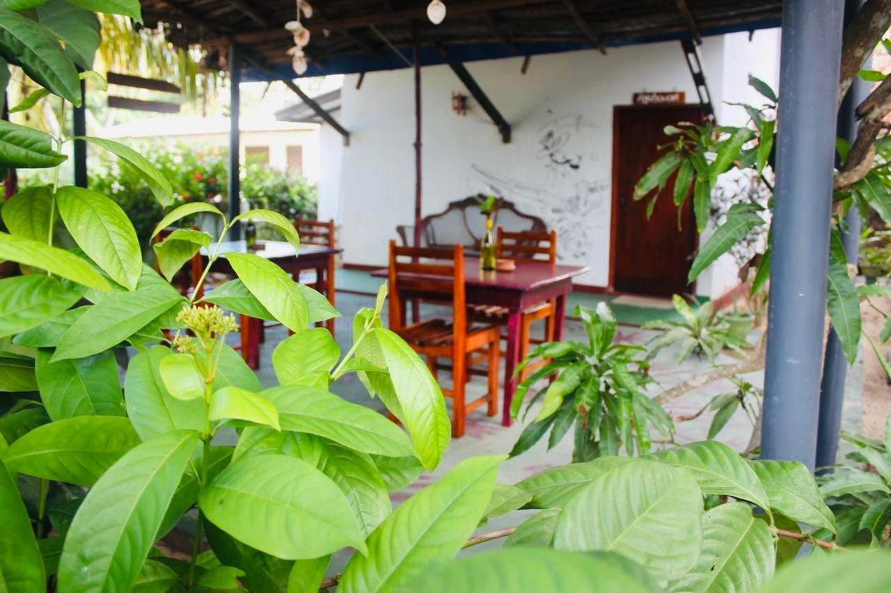 Sunrise Guest House & Restaurant Tangalle Buitenkant foto