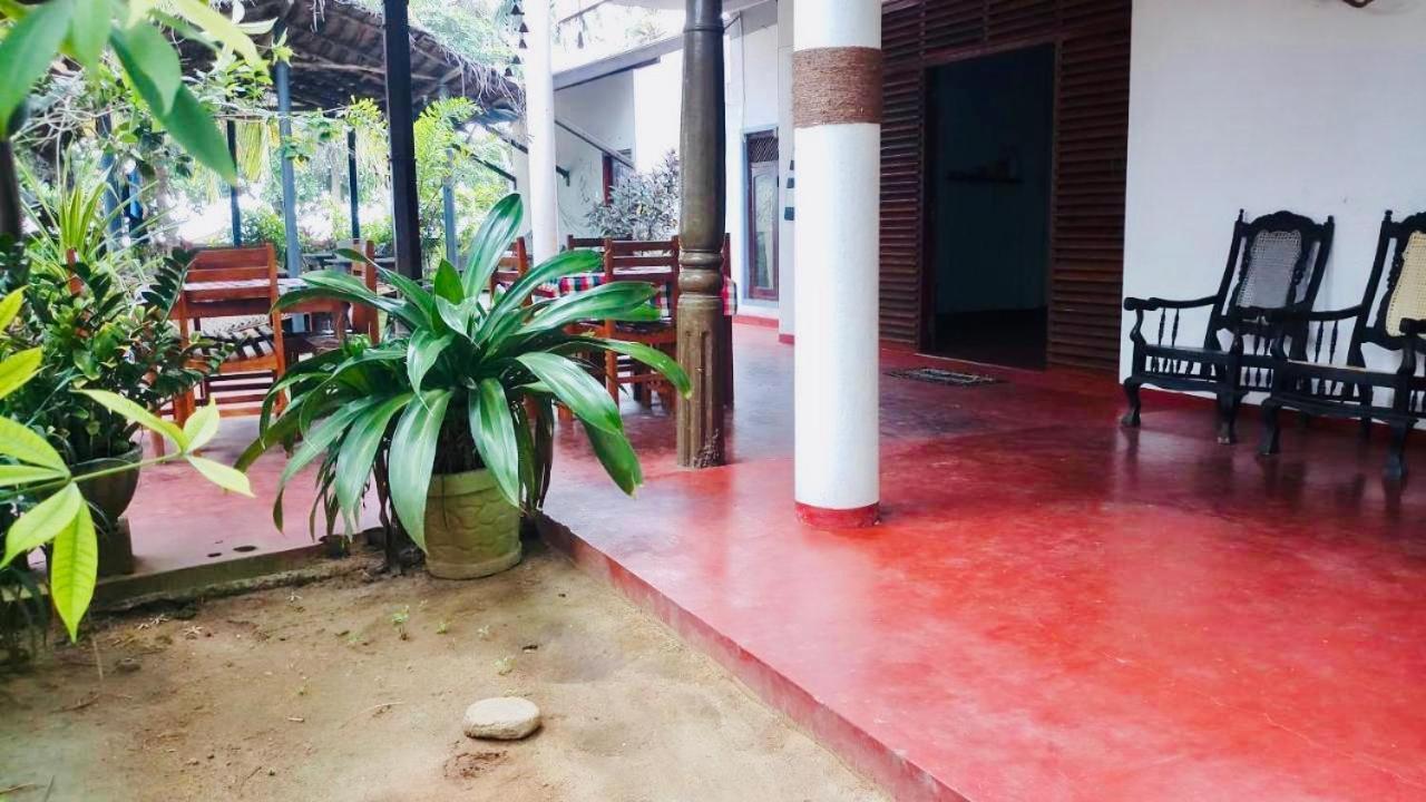 Sunrise Guest House & Restaurant Tangalle Buitenkant foto